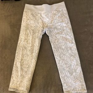 Fabletics cropped grey/white flower print legging